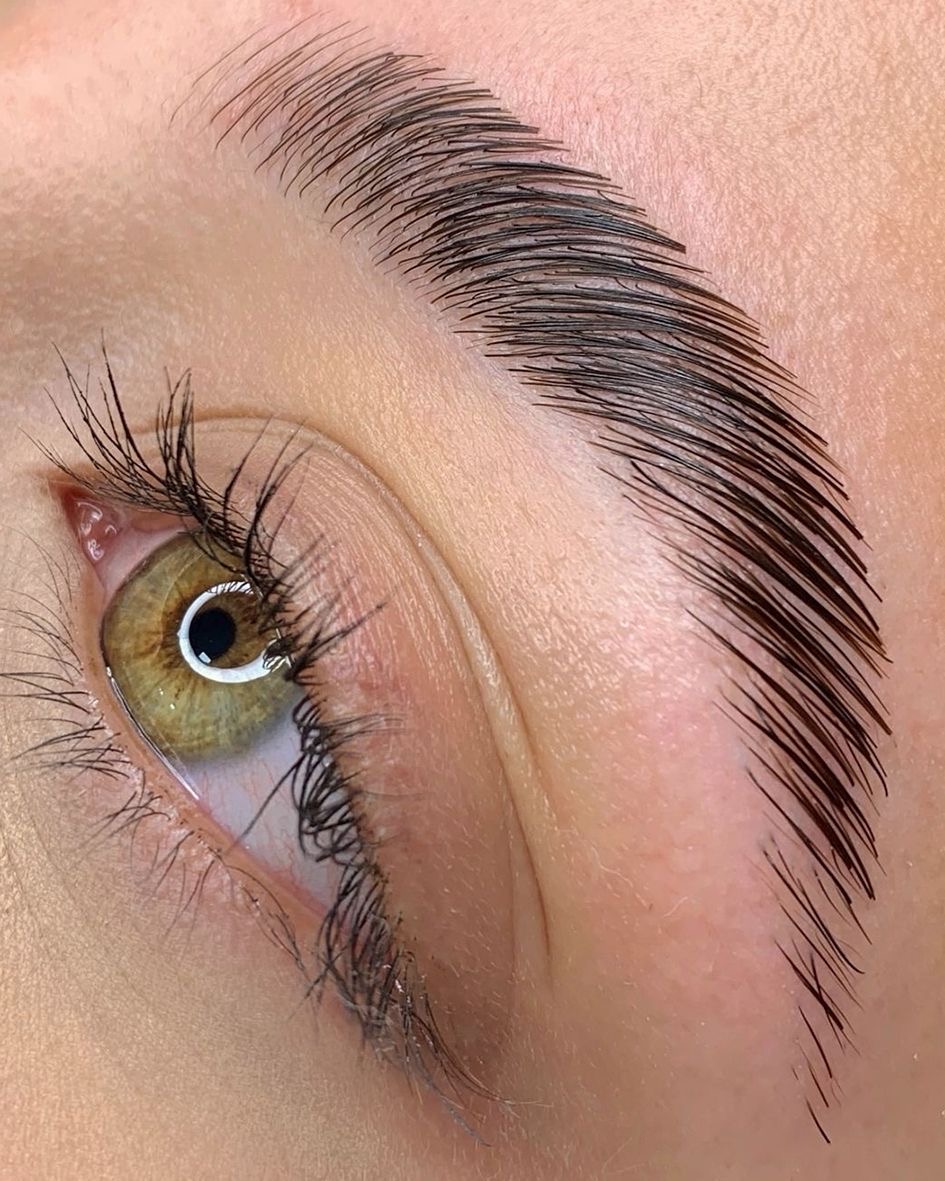 Laminado de cejas profesional en Alicante. En Leabeauty Center realzamos la belleza de tu rostro con el laminado de cejas profesional